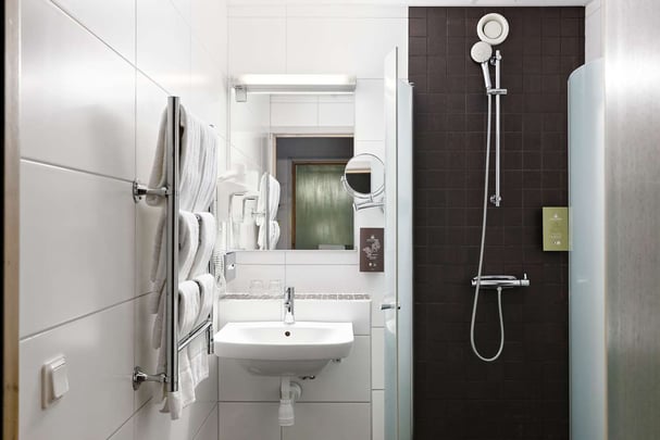 Twin sofabed bathroom BW R dmannen