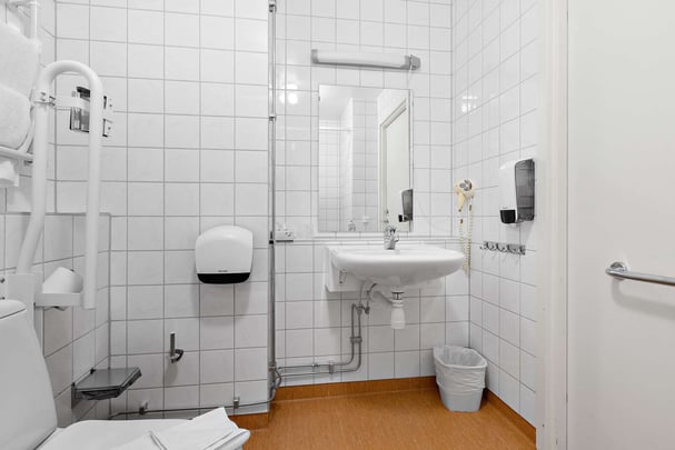 Hotel Falkoping bathroom accessible
