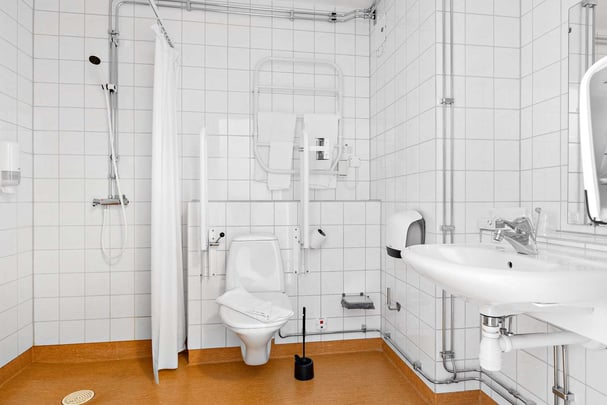 Hotel Falkoping bathroom accessible