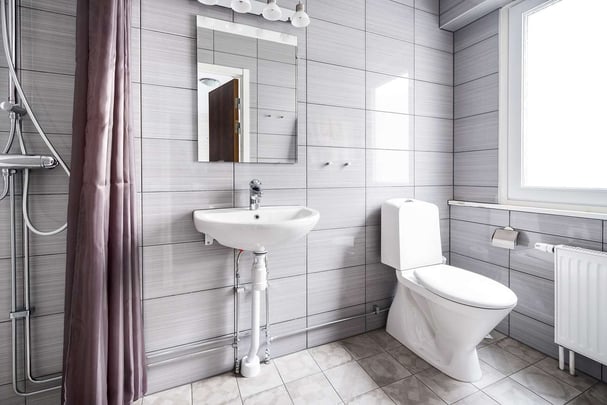 Queen twin standard bathroom Sure Hotel by BW lgen