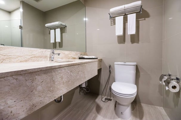 SureStay Plus Sukhumvit Bathroom