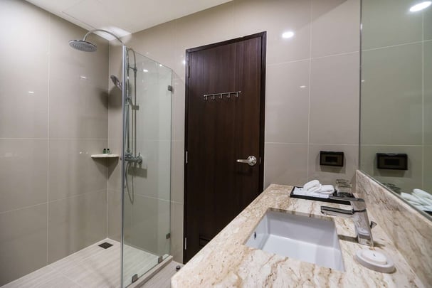 SureStay Plus Sukhumvit Bathroom
