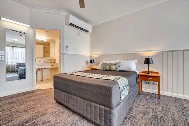 Executive Kitchenette - 1 Queen