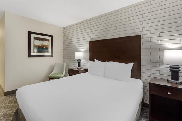 One Queen Accessible