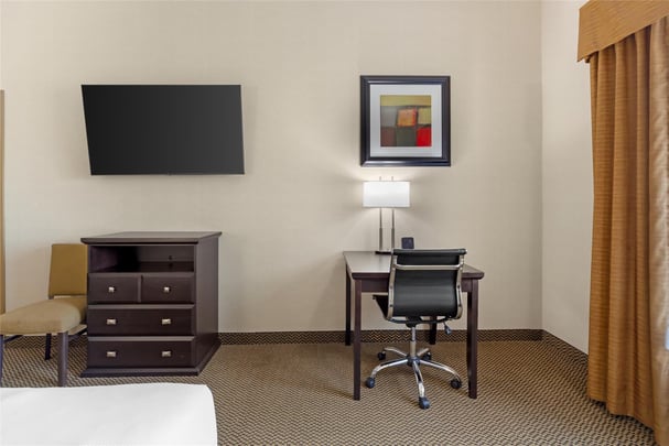 ADA - 1 Queen Bed w/ Roll In Shower