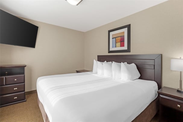 Suite - 1 King Bed w/ Boardr