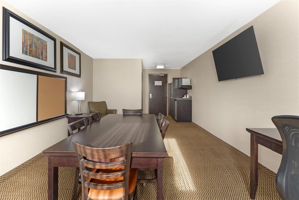 Suite - 1 King Bed w/ Boardr