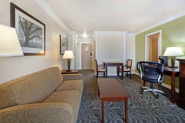 Queen Suite with Interior Access