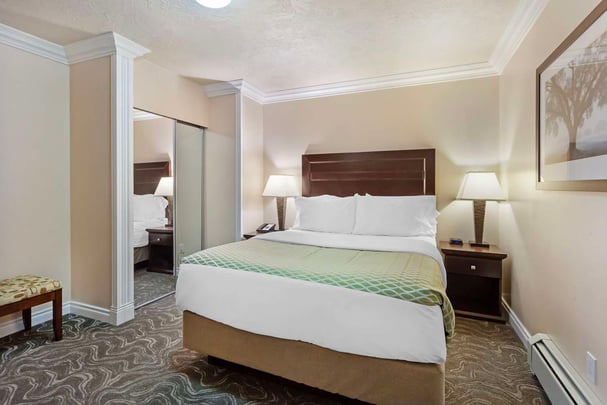 Queen Suite with Interior Access