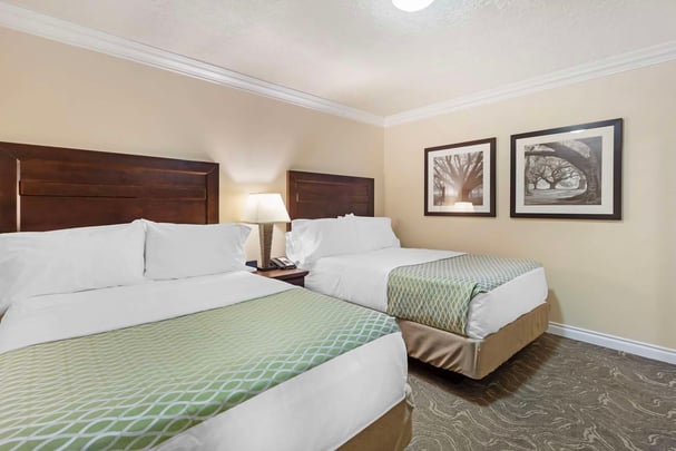 Apartment with 1 Queen and 2 Single Beds