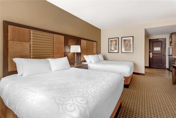 Double Queen w/ Kitchen and living room