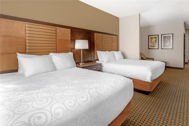 Double Queen w/ Kitchen