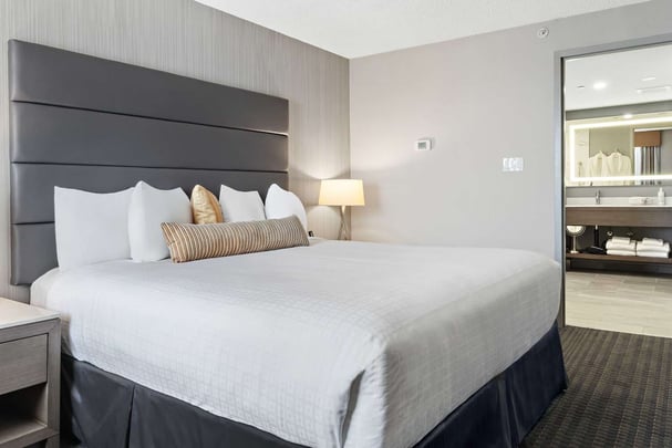 Jetted Tub Suite Bedroom