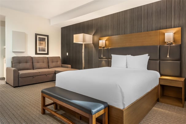 ADA - 1 Queen Bed w/ Roll In Shower