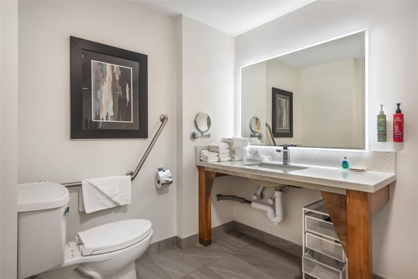 ADA - 1 Queen Bed w/ Roll In Shower