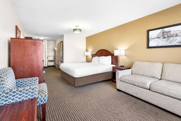 SureStay Plus Drumheller AB PNK