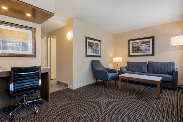 Suite Two Beds Living Room