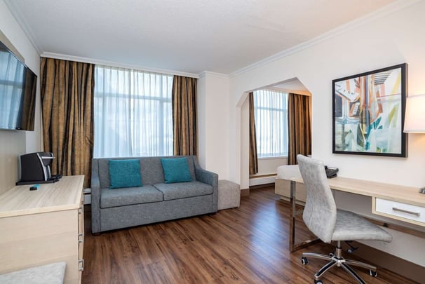 Queen Deluxe Jr. Suite