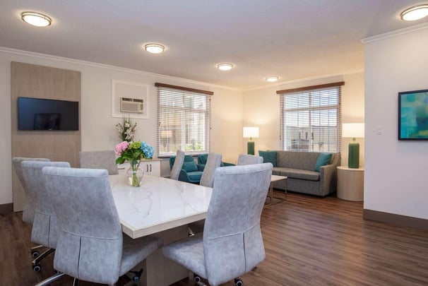 1 King Boardroom Suite Premiere