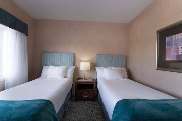 1BTKF One Bed Suite King in Living rm Separate rm With Two Twin Beds