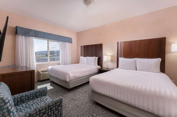 1BTK One Bed Suite Two Queens Kitchenette