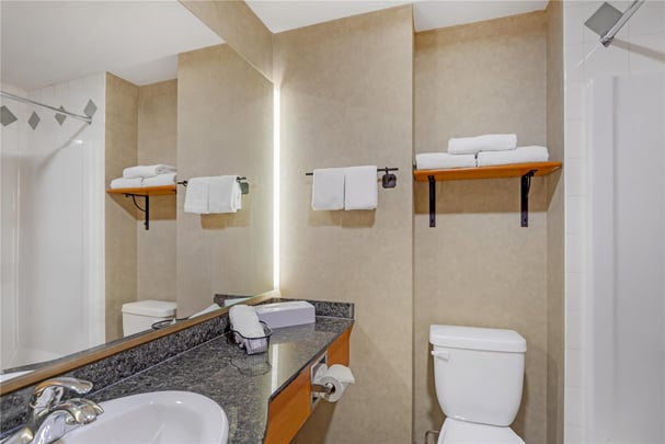 Double Queen - Guest Bath