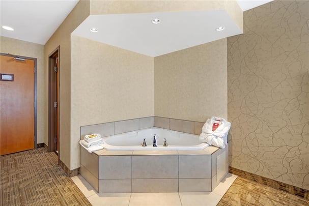 King w/ Jacuzzi & Fireplace