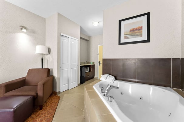 BW Williams Lake BC QueenJacuzzi