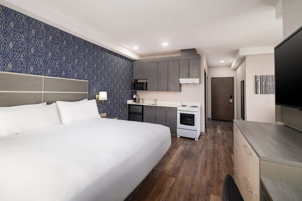 King Room with Full Kitchen Bed Kitchen