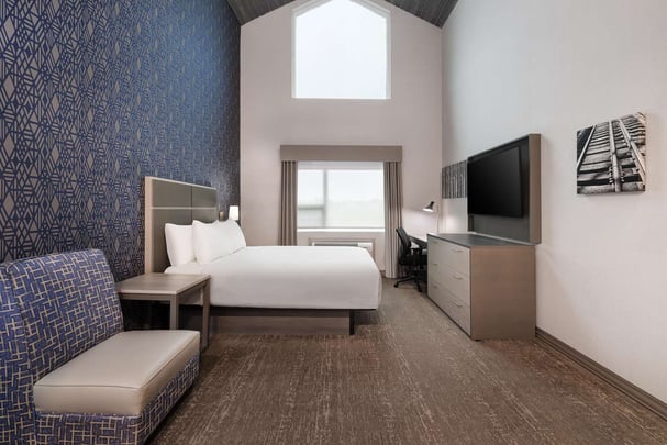 Loft Room with Two Queen Beds First Floor Living room and Bedroom