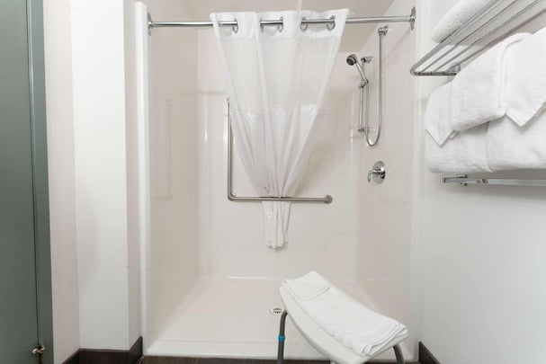 AQ Accessible Queen room