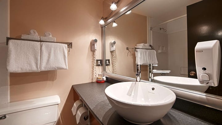 Deluxe Room Bathroom