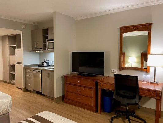 2 Queen Bed Kitchenette