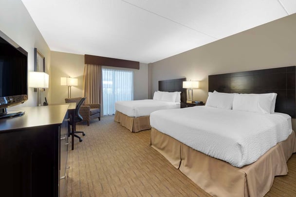 2 Queen Beds Pool Side