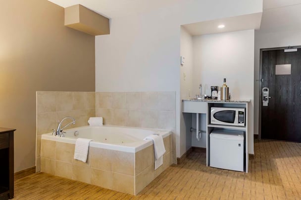 King Bed with Jetted Tub (Luxury & Pool View)