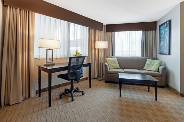 King Bed with Jetted Tub (Pool View)