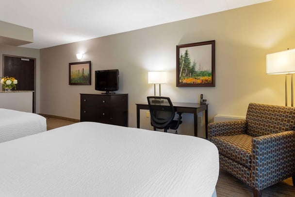 2 Queen Beds Pool Side