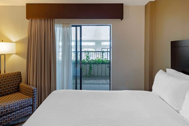 2 Queen Beds Pool Side