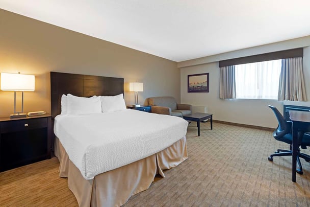 Queen bed with Fireplace and Sofa Bed