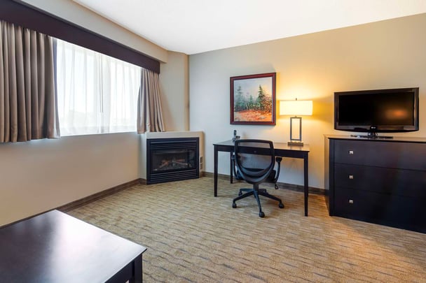 Queen bed with Fireplace and Sofa Bed