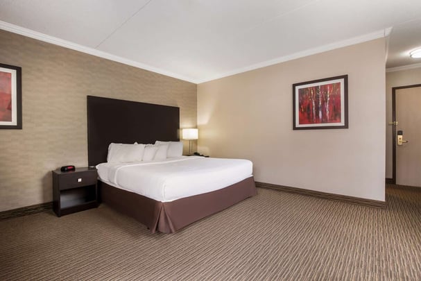 King Room w/ Jetted Tub