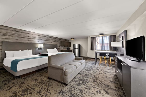 2 Queen Beds Large Room