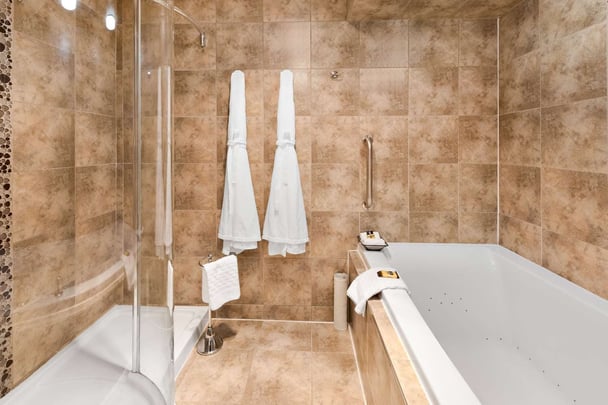 BW Plus ThunderBay ON KingSuiteFireplace