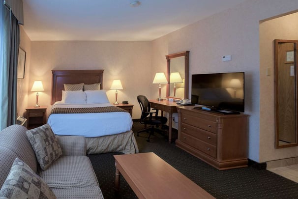 1 Queen Bed with Kitchenette and River View