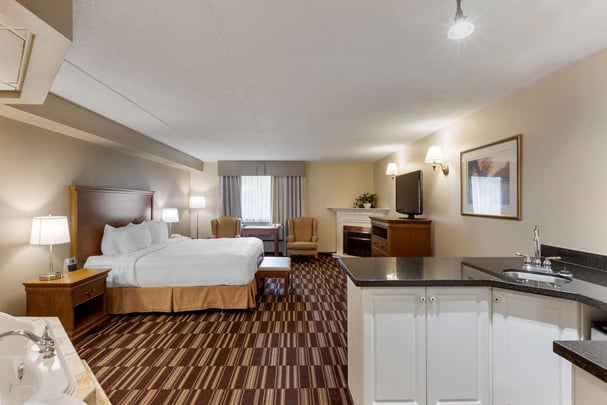 King w/ Whirlpool, Wet Bar, & Fireplace