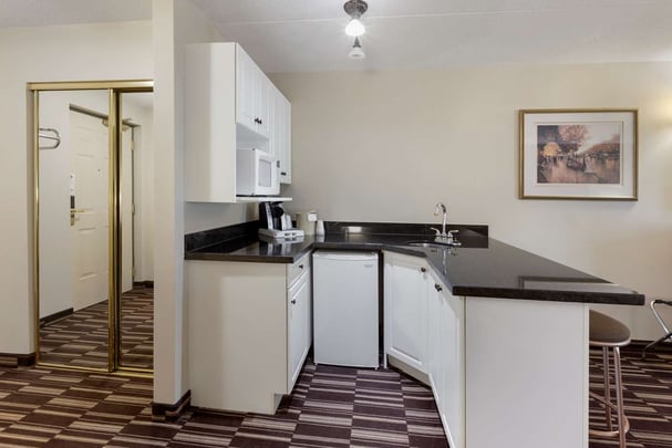 King w/ Fireplace & Wet Bar