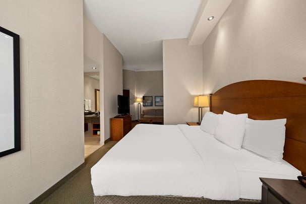 Suite King with Vaulted Ceilings