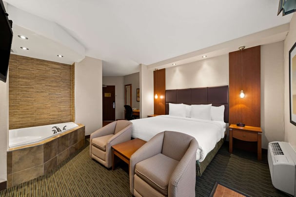 Suite King with Soaker Tub