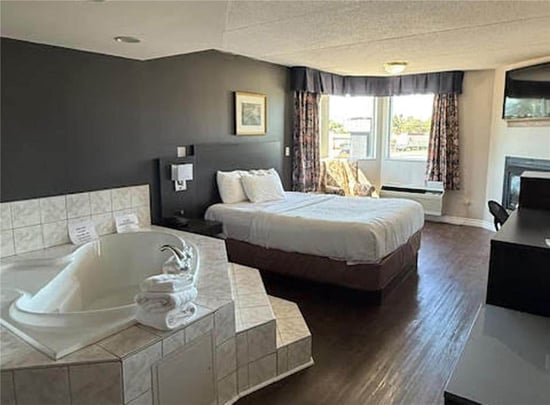 Queen Suite with Whirlpool Tub