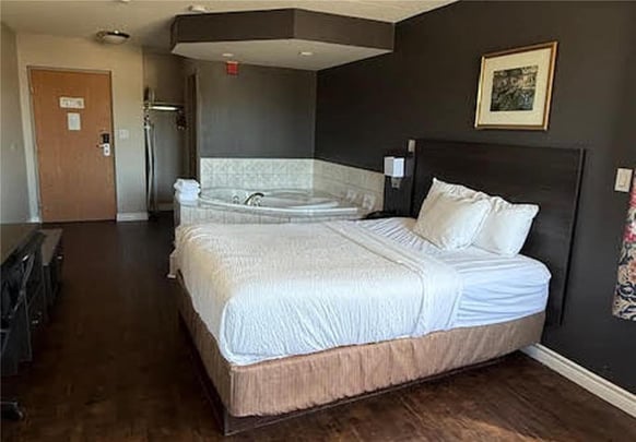 Queen Suite with Whirlpool Tub